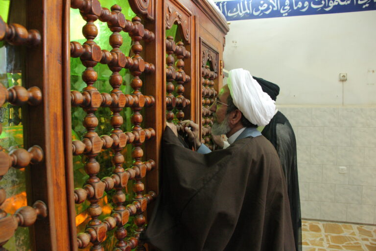 صور فردية للشيخ حبيب الكاظمي من جوار مرقد العلامة السيد علي بن طاووس (ره)